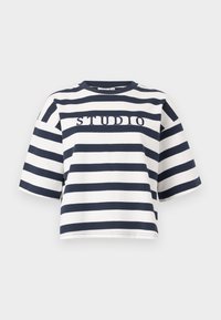 Stripet t-shirt i marineblå og hvid med rund halsudskæring og korte ærmer. Teksten "STUDIO" broderet i midten. Casual pasform.