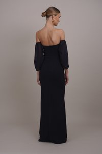 Robe de soirée noire à épaules dénudées avec des manches bouffantes transparentes, corsage ajusté et jupe longue et fluide, dotée d'un zip au dos.