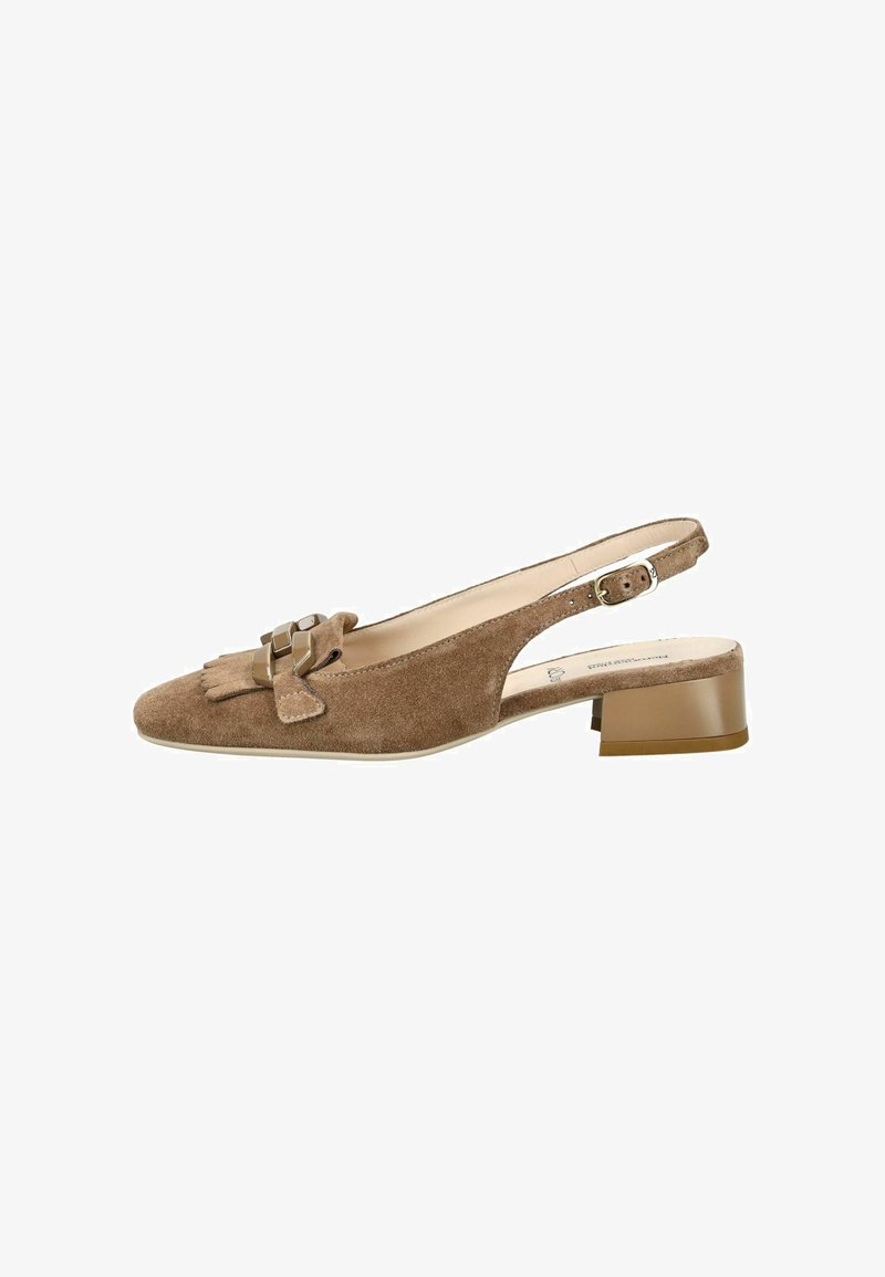 Chaussure slingback en daim marron avec talon bloc bas, chaîne métallique décorative et détails à franges sur le bout.