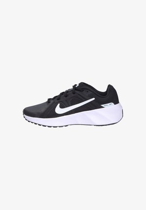 Zapatos deportivos negros con parte superior de malla, logo en swoosh blanco, media suela blanca acolchada y suela exterior de goma texturizada. Presenta cordones tradicionales.