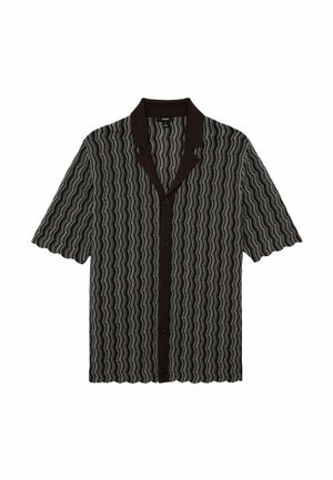 Kurzärmeliges Hemd mit Knopfleiste, schwarzem Kragen und wellenförmigen vertikalen Streifen in Schwarz, Weiß und Grau auf weißem Hintergrund.