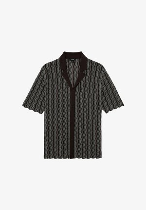 Cămașă cu nasturi cu mâneci scurte, cu guler negru și dungi verticale unduitoare în negru, alb și gri pe un fundal alb.