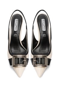 Décolleté slingback beige e nera con punta appuntita, con un grande dettaglio di fibbia metallica sul davanti. Realizzate in pelle.