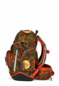 Grüner und roter Tarnmuster-Rucksack mit einem runden gelben Aufnäher, mehreren Taschen, reflektierenden Streifen, verstellbaren Trägern und einem stabilen Boden.