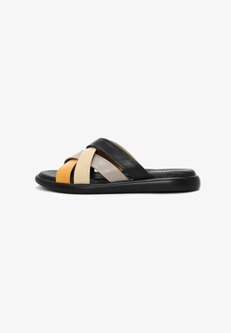 Mule avec semelle noire et brides en cuir croisées en noir, gris, beige et jaune moutarde sur fond blanc.
