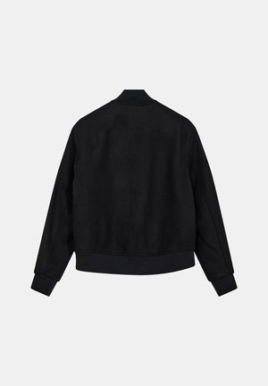 Giubbotto bomber nero con una texture liscia, polsini e orlo a coste, e un colletto classico. Presenta un design minimalista e affusolato.