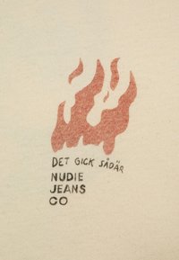 Tessuto color crema con design di fiamma rossa stampato sopra il testo nero: "DET GICK SÅDÄR NUDIE JEANS CO." Texture liscia, design informale.