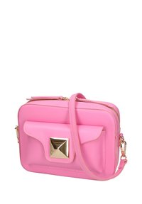 Borsa sintetica rosa con forma rettangolare, accessori in oro, chiusura con zip e tasca frontale con dettaglio in metallo triangolare.