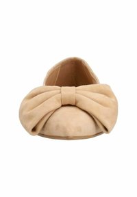 Ballerina in suede beige con un grande fiocco frontale, punta arrotondata e texture liscia. La suola è piatta con elevazione minima.