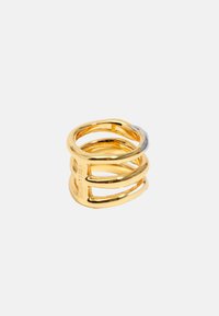 Anillo de metal en tono dorado con tres bandas horizontales, que presenta un diseño abierto y elegante con un acabado pulido. Incluye un sutil acento en plata.