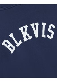 Marinekleurige hoodie met vette, witte, gebogen letters die "BLKVIS" spellen. De sweatshirt heeft een gladde textuur en een ontspannen pasvorm.