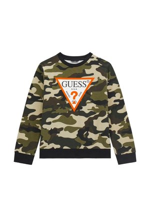 Langærmet camouflage sweatshirt med sorte manchetter og halsudskæring, med en stor trekantet Guess-logo med orange kant i midten.