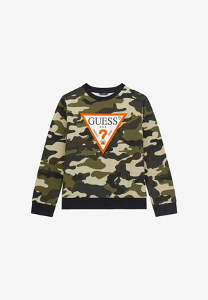 Langærmet camouflage sweatshirt med sorte manchetter og halsudskæring, med en stor trekantet Guess-logo med orange kant i midten.