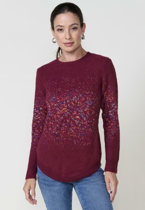 Maglione a maglia bordeaux con un gradiente di macchie colorate sul petto, maniche lunghe, scollatura rotonda e un orlo leggermente curvato.