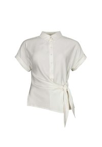 Blouse blanche à manches courtes avec un col, des boutons sur le devant, des manches roulées et un détail de nœud sur le côté droit à la taille.