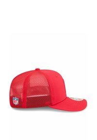 Rote Kappe mit Netzrücken, flachem Schild und NFL-Logo-Patch. Glattes Gewebe vorne, strukturiertes Netz bietet Belüftung.