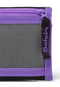 Zwarte mesh tas met paarse accenten, voorzien van een ritssluiting bovenaan en een zijlabel. Gelaagde oppervlakte met een rasterpatroon.