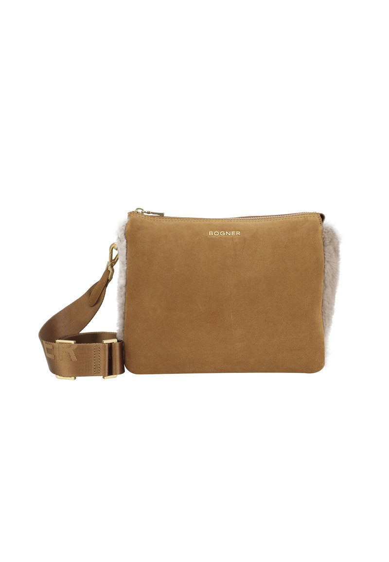 Borsa a tracolla in suede beige con accentuazione in morbido pelliccia, hardware dorato e tracolla regolabile con fibbia. Texture liscia, design minimale.