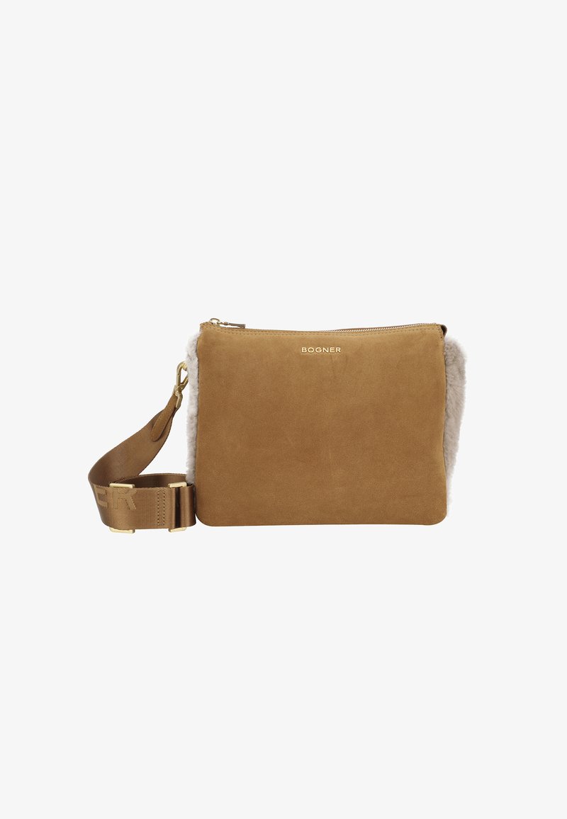 Tan mockakskinn crossbody-väska med en mjuk pälsdetalj, guldfärgad metall, och en justerbar rem med spänne. Slät textur, minimalistisk design.