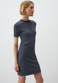 Navyblaue und weiße gestreifte kurzärmelige Kleid, taillierte Passform, gerippte Struktur, knielang mit rundem Ausschnitt, schlichter Saum.