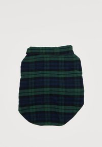 Πλεκτό ύφασμα με καρό μοτίβο σε πράσινο και σκούρο μπλε, διπλωμένο με κυρτή κάτω άκρη σε λευκό φόντο.