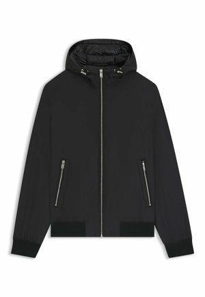 Svart hooded jacka med framzipper, två fickor med dragkedja på sidorna, elastiska ärmslut och vadderad insida på huvan.