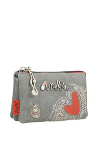 Grauer Kunstledergeldbeutel mit roten Akzenten, der ein Herzdesign und dekorative Nähte aufweist. Mit Reißverschluss und metallischen Charms verziert.