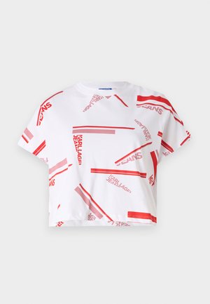 T-shirt blanc recadré arborant un motif graphique rouge et rose avec le texte "KARL LAGERFELD JEANS" dans diverses orientations et tailles.