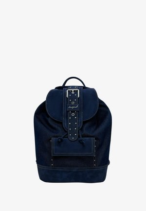 Tumed sinine seljakott, millel on nahk- ja teksakangast materjalid, varustatud lukuga, esikotiga, õmblusdetailide ja ülemise sangaga.