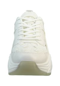 Baskets blanches avec une tige en cuir lisse, des accents texturés, un bout rond et des lacets plats. Comprend une semelle extérieure translucide et un logo sur la languette.