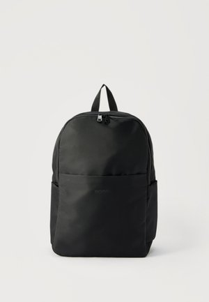 Zaino nero con tasca frontale, due cerniere nel compartimento principale, tasche laterali e manico superiore, su uno sfondo chiaro e uniforme.