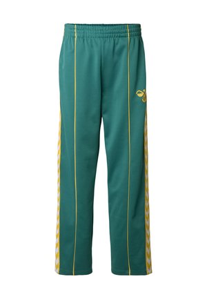 Grønne sportbukser lavet af blødt stof, med gule sidestriber og et lille logo. Elastisk talje og lige snit.