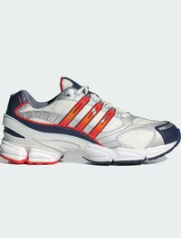 Weiße und marineblaue SportSneaker mit roten Akzenten, atmungsaktivem Obermaterial, gepolsterter Sohle und drei vertikalen roten Streifen an der Seite für das Design.
