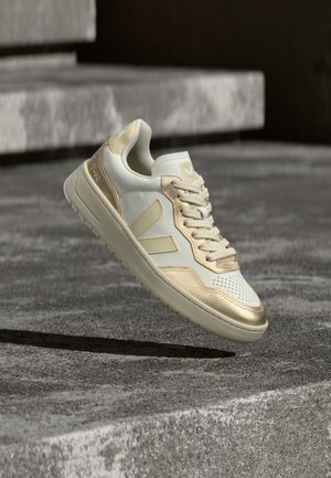 V 90 - Trainers - white/calcaire/platine-coloured