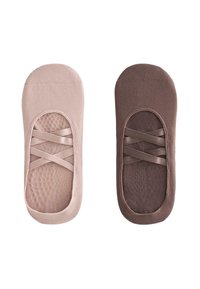 Vaaleanpunaiset ja tummanruskeat balettityyliset slip-on-kengät, joissa on ristikkäiset remmit ja verkkokuviointia. Pehmeä kangasrakenne ja sileä pinta.