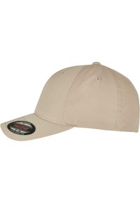 Beige pet met een gebogen schrim, gemaakt van katoen, heeft gestikte details en een zwart label aan de voorkant voor branding.