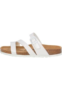 Sandalia blanca de slide con plantilla de corcho, dos correas amplias y brillantes, y hebilla ajustable en el tobillo. Suela texturizada para mayor agarre. Diseño plano.