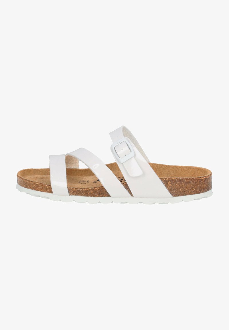 Sandalia blanca de slide con plantilla de corcho, dos correas amplias y brillantes, y hebilla ajustable en el tobillo. Suela texturizada para mayor agarre. Diseño plano.