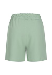 Shorts vert clair à taille élastique avec un tissu simple, lisse et une longueur mi-cuisse.