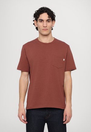T-shirt marron à manches courtes en coton, avec une poche poitrine et un col rond. Texture lisse avec une coupe décontractée.