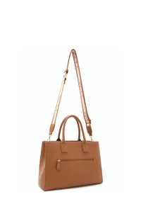 Borsa tote in pelle sintetica marrone con una tasca frontale con cerniera, due manici superiori e una tracolla rimovibile con motivo decorativo.