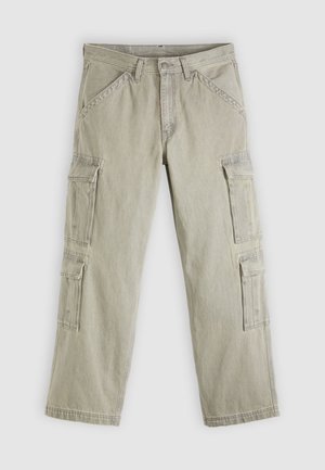 Pantaloni cargo grigio chiaro in cotone. Presentano multiple tasche laterali, gamba dritta e cuciture a contrasto. Chiusura frontale con zip e bottone.