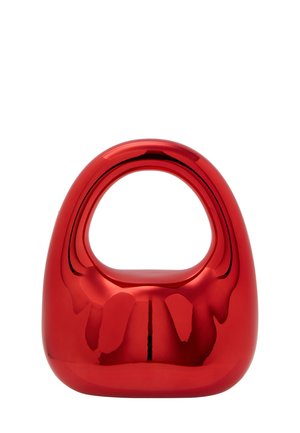 Vörös, fényes dekoratív tárgy sima, kerekded formával és középső fogantyúval, amelynek csatlakozása zökkenőmentes és fényes felülete van.