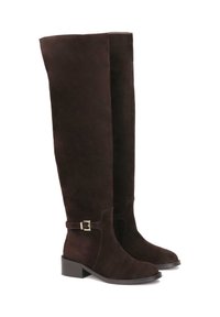 Stivali in suede marrone sopra il ginocchio con tacco piatto. Presentano un accento con fibbia laterale e una texture liscia, progettati per adattarsi perfettamente alla gamba.