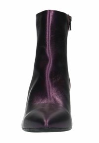 Bottine noire et violette en cuir brillant avec un bout pointu, une fermeture à glissière sur le côté, et une texture lisse.