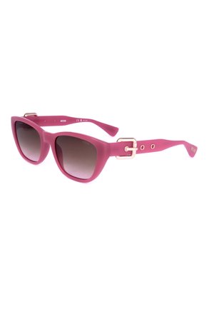 Occhiali da sole rosa a forma di occhio di gatto con lenti scure sfumate e dettaglio fibbia dorata sulle aste su sfondo bianco.