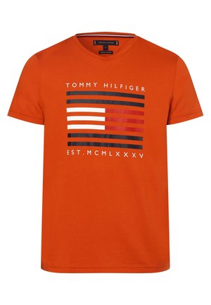 Oranges kurzärmeliges Tommy Hilfiger T-Shirt mit Markennamen, stilisiertem Flaggen-Design und dem Text "EST. MCMLXXXV" auf der Vorderseite.
