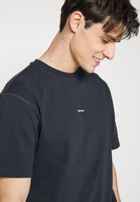 Only & Sons ONSOSRIS LIFE REDACT TEE - T-shirt estampada - dark navy