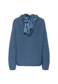 Sweter dzianinowy w miękkim niebieskim kolorze z luźnym krojem, dekoltem w serek oraz dużą satynową kokardą z tyłu. Teksturowana tkanina z prążkowanymi mankietami.