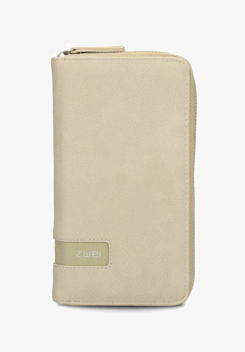 Portafoglio in pelle beige con superficie texturizzata, chiusura a zip e un logo discreto impresso su un accentuato chiaro. Forma rettangolare.